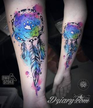 Łapacz snów - z ang. dreamcatcher - to jeden z popularniejszych motywów wśród osób ceniących sobie niebanalność o oryginalność formy. Łączy kursywę oraz rozbudowane grafiki. 