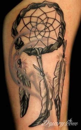 Łapacz snów - z ang. dreamcatcher - to jeden z popularniejszych motywów wśród osób ceniących sobie niebanalność o oryginalność formy. Łączy kursywę oraz rozbudowane grafiki. 