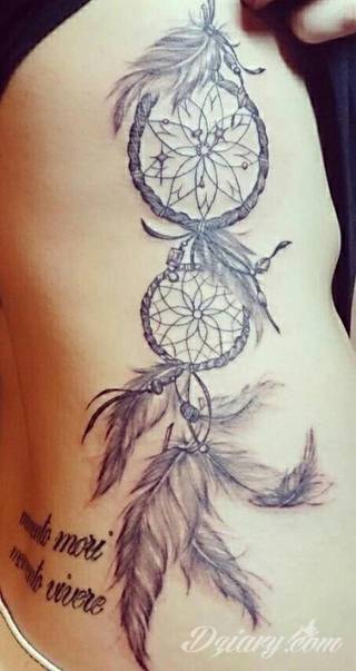 Łapacz snów - z ang. dreamcatcher - to jeden z popularniejszych motywów wśród osób ceniących sobie niebanalność o oryginalność formy. Łączy kursywę oraz rozbudowane grafiki. 