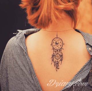 Łapacz snów - z ang. dreamcatcher - to jeden z popularniejszych motywów wśród osób ceniących sobie niebanalność o oryginalność formy. Łączy kursywę oraz rozbudowane grafiki. 