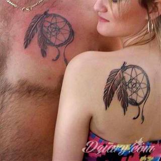 Łapacz snów - z ang. dreamcatcher - to jeden z popularniejszych motywów wśród osób ceniących sobie niebanalność o oryginalność formy. Łączy kursywę oraz rozbudowane grafiki. 