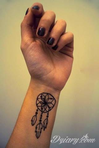 Łapacz snów - z ang. dreamcatcher - to jeden z popularniejszych motywów wśród osób ceniących sobie niebanalność o oryginalność formy. Łączy kursywę oraz rozbudowane grafiki. 