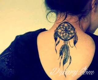 Łapacz snów - z ang. dreamcatcher - to jeden z popularniejszych motywów wśród osób ceniących sobie niebanalność o oryginalność formy. Łączy kursywę oraz rozbudowane grafiki. 