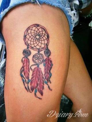 Łapacz snów - z ang. dreamcatcher - to jeden z popularniejszych motywów wśród osób ceniących sobie niebanalność o oryginalność formy. Łączy kursywę oraz rozbudowane grafiki. 