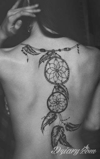 Łapacz snów - z ang. dreamcatcher - to jeden z popularniejszych motywów wśród osób ceniących sobie niebanalność o oryginalność formy. Łączy kursywę oraz rozbudowane grafiki. 