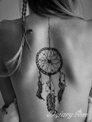 Łapacz snów - z ang. dreamcatcher - to jeden z popularniejszych motywów wśród osób ceniących sobie niebanalność o oryginalność formy. Łączy kursywę oraz rozbudowane grafiki. 