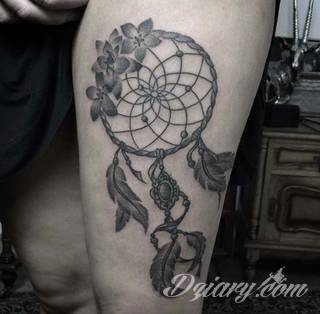 Łapacz snów - z ang. dreamcatcher - to jeden z popularniejszych motywów wśród osób ceniących sobie niebanalność o oryginalność formy. Łączy kursywę oraz rozbudowane grafiki. 