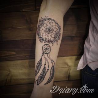 Łapacz snów - z ang. dreamcatcher - to jeden z popularniejszych motywów wśród osób ceniących sobie niebanalność o oryginalność formy. Łączy kursywę oraz rozbudowane grafiki. 
