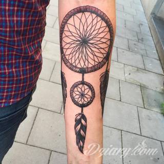 Łapacz snów - z ang. dreamcatcher - to jeden z popularniejszych motywów wśród osób ceniących sobie niebanalność o oryginalność formy. Łączy kursywę oraz rozbudowane grafiki. 