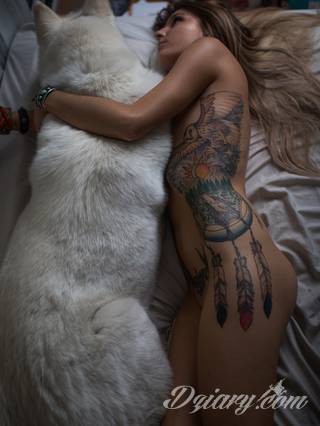 Łapacz snów - z ang. dreamcatcher - to jeden z popularniejszych motywów wśród osób ceniących sobie niebanalność o oryginalność formy. Łączy kursywę oraz rozbudowane grafiki. 