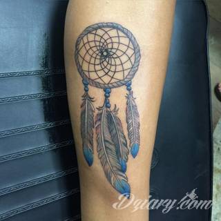 Łapacz snów - z ang. dreamcatcher - to jeden z popularniejszych motywów wśród osób ceniących sobie niebanalność o oryginalność formy. Łączy kursywę oraz rozbudowane grafiki. 