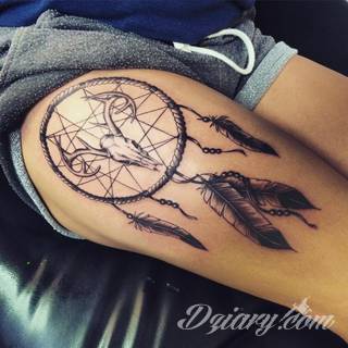Łapacz snów - z ang. dreamcatcher - to jeden z popularniejszych motywów wśród osób ceniących sobie niebanalność o oryginalność formy. Łączy kursywę oraz rozbudowane grafiki. 