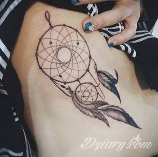 Łapacz snów - z ang. dreamcatcher - to jeden z popularniejszych motywów wśród osób ceniących sobie niebanalność o oryginalność formy. Łączy kursywę oraz rozbudowane grafiki. 