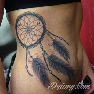 Łapacz snów - z ang. dreamcatcher - to jeden z popularniejszych motywów wśród osób ceniących sobie niebanalność o oryginalność formy. Łączy kursywę oraz rozbudowane grafiki. 