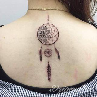 Łapacz snów - z ang. dreamcatcher - to jeden z popularniejszych motywów wśród osób ceniących sobie niebanalność o oryginalność formy. Łączy kursywę oraz rozbudowane grafiki. 