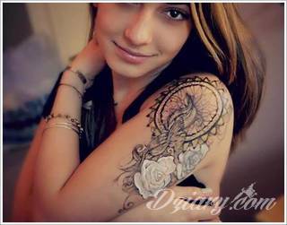 Łapacz snów - z ang. dreamcatcher - to jeden z popularniejszych motywów wśród osób ceniących sobie niebanalność o oryginalność formy. Łączy kursywę oraz rozbudowane grafiki. 