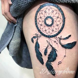 Łapacz snów - z ang. dreamcatcher - to jeden z popularniejszych motywów wśród osób ceniących sobie niebanalność o oryginalność formy. Łączy kursywę oraz rozbudowane grafiki. 