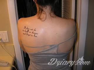 Łapacz snów - z ang. dreamcatcher - to jeden z popularniejszych motywów wśród osób ceniących sobie niebanalność o oryginalność formy. Łączy kursywę oraz rozbudowane grafiki. 