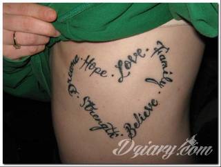 Łapacz snów - z ang. dreamcatcher - to jeden z popularniejszych motywów wśród osób ceniących sobie niebanalność o oryginalność formy. Łączy kursywę oraz rozbudowane grafiki. 