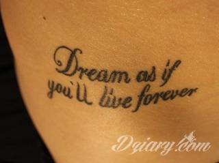 Łapacz snów - z ang. dreamcatcher - to jeden z popularniejszych motywów wśród osób ceniących sobie niebanalność o oryginalność formy. Łączy kursywę oraz rozbudowane grafiki. 