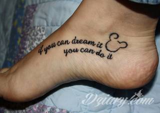 Łapacz snów - z ang. dreamcatcher - to jeden z popularniejszych motywów wśród osób ceniących sobie niebanalność o oryginalność formy. Łączy kursywę oraz rozbudowane grafiki. 