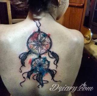 Łapacz snów - z ang. dreamcatcher - to jeden z popularniejszych motywów wśród osób ceniących sobie niebanalność o oryginalność formy. Łączy kursywę oraz rozbudowane grafiki. 