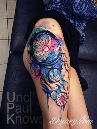 Łapacz snów - z ang. dreamcatcher - to jeden z popularniejszych motywów wśród osób ceniących sobie niebanalność o oryginalność formy. Łączy kursywę oraz rozbudowane grafiki. 