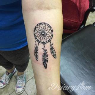 Łapacz snów - z ang. dreamcatcher - to jeden z popularniejszych motywów wśród osób ceniących sobie niebanalność o oryginalność formy. Łączy kursywę oraz rozbudowane grafiki. 