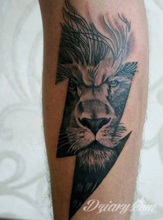Prosta kreska, ale i skomplikowana grafika zadziwiająca ilością szczegółów - warianty tatuaży z lwem to szczególnie dużo opcji. Łączy je jedno - płynący z grafiki niepokój i dynamika ruchu. 