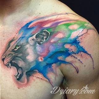 Prosta kreska, ale i skomplikowana grafika zadziwiająca ilością szczegółów - warianty tatuaży z lwem to szczególnie dużo opcji. Łączy je jedno - płynący z grafiki niepokój i dynamika ruchu. 