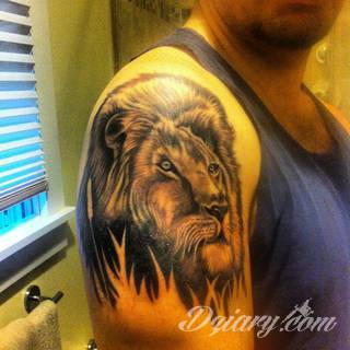 Prosta kreska, ale i skomplikowana grafika zadziwiająca ilością szczegółów - warianty tatuaży z lwem to szczególnie dużo opcji. Łączy je jedno - płynący z grafiki niepokój i dynamika ruchu. 