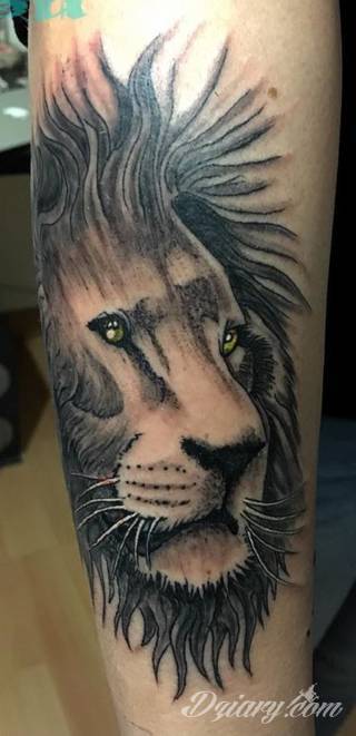 Prosta kreska, ale i skomplikowana grafika zadziwiająca ilością szczegółów - warianty tatuaży z lwem to szczególnie dużo opcji. Łączy je jedno - płynący z grafiki niepokój i dynamika ruchu. 