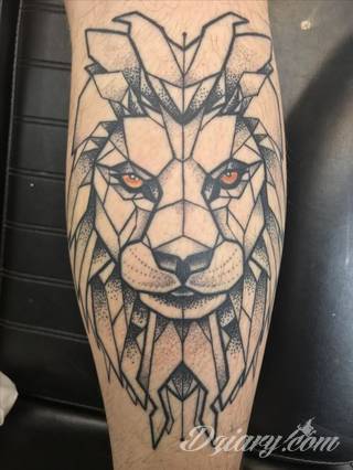Prosta kreska, ale i skomplikowana grafika zadziwiająca ilością szczegółów - warianty tatuaży z lwem to szczególnie dużo opcji. Łączy je jedno - płynący z grafiki niepokój i dynamika ruchu. 