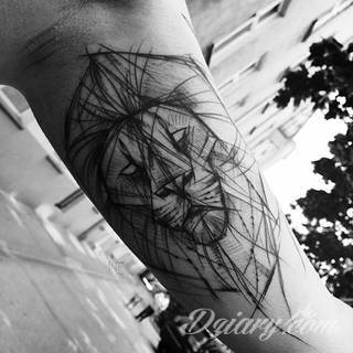 Prosta kreska, ale i skomplikowana grafika zadziwiająca ilością szczegółów - warianty tatuaży z lwem to szczególnie dużo opcji. Łączy je jedno - płynący z grafiki niepokój i dynamika ruchu. 