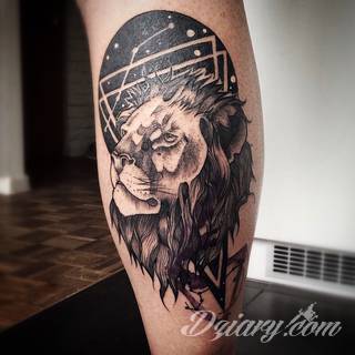 Prosta kreska, ale i skomplikowana grafika zadziwiająca ilością szczegółów - warianty tatuaży z lwem to szczególnie dużo opcji. Łączy je jedno - płynący z grafiki niepokój i dynamika ruchu. 