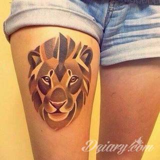 Prosta kreska, ale i skomplikowana grafika zadziwiająca ilością szczegółów - warianty tatuaży z lwem to szczególnie dużo opcji. Łączy je jedno - płynący z grafiki niepokój i dynamika ruchu. 