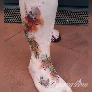 Grafika, która ozdobi ciało nie tylko miłośników ekologii. Tatuaż z liści to nie tylko małe zdobienia, ale również rozbudowane konstrukcje o nietypowej grze kolorów. Świetne rozwiązanie dla osób poszukujących tatuaży lekkich w formie. 