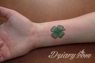 Grafika, która ozdobi ciało nie tylko miłośników ekologii. Tatuaż z liści to nie tylko małe zdobienia, ale również rozbudowane konstrukcje o nietypowej grze kolorów. Świetne rozwiązanie dla osób poszukujących tatuaży lekkich w formie. 