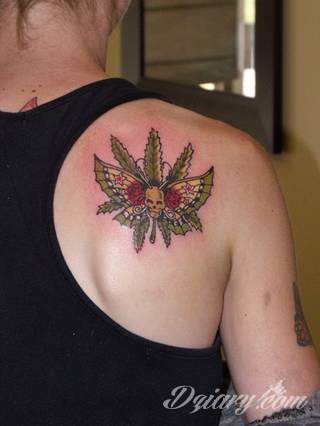 Grafika, która ozdobi ciało nie tylko miłośników ekologii. Tatuaż z liści to nie tylko małe zdobienia, ale również rozbudowane konstrukcje o nietypowej grze kolorów. Świetne rozwiązanie dla osób poszukujących tatuaży lekkich w formie. 