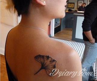 Grafika, która ozdobi ciało nie tylko miłośników ekologii. Tatuaż z liści to nie tylko małe zdobienia, ale również rozbudowane konstrukcje o nietypowej grze kolorów. Świetne rozwiązanie dla osób poszukujących tatuaży lekkich w formie. 