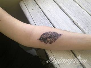 Grafika, która ozdobi ciało nie tylko miłośników ekologii. Tatuaż z liści to nie tylko małe zdobienia, ale również rozbudowane konstrukcje o nietypowej grze kolorów. Świetne rozwiązanie dla osób poszukujących tatuaży lekkich w formie. 