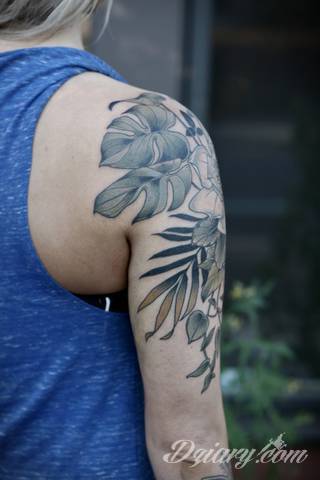 Grafika, która ozdobi ciało nie tylko miłośników ekologii. Tatuaż z liści to nie tylko małe zdobienia, ale również rozbudowane konstrukcje o nietypowej grze kolorów. Świetne rozwiązanie dla osób poszukujących tatuaży lekkich w formie. 