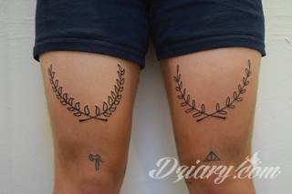 Grafika, która ozdobi ciało nie tylko miłośników ekologii. Tatuaż z liści to nie tylko małe zdobienia, ale również rozbudowane konstrukcje o nietypowej grze kolorów. Świetne rozwiązanie dla osób poszukujących tatuaży lekkich w formie. 