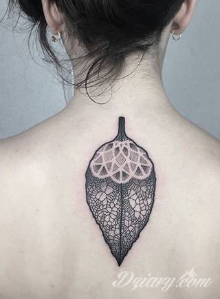 Grafika, która ozdobi ciało nie tylko miłośników ekologii. Tatuaż z liści to nie tylko małe zdobienia, ale również rozbudowane konstrukcje o nietypowej grze kolorów. Świetne rozwiązanie dla osób poszukujących tatuaży lekkich w formie. 