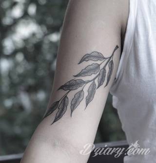 Grafika, która ozdobi ciało nie tylko miłośników ekologii. Tatuaż z liści to nie tylko małe zdobienia, ale również rozbudowane konstrukcje o nietypowej grze kolorów. Świetne rozwiązanie dla osób poszukujących tatuaży lekkich w formie. 