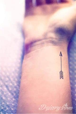 Równowaga płynąca z tatuaży o starannie zarysowanym łuku podkreśla charakter właściciela. Tego typu motywy dają możliwość podkreślenia np. elementu znajdującego się w centrum owalu tworzonego przez łuk. 
