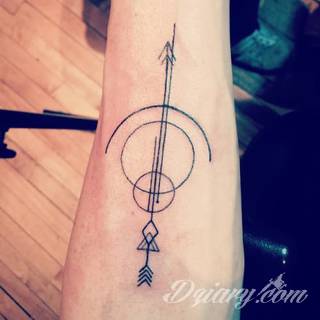 Równowaga płynąca z tatuaży o starannie zarysowanym łuku podkreśla charakter właściciela. Tego typu motywy dają możliwość podkreślenia np. elementu znajdującego się w centrum owalu tworzonego przez łuk. 