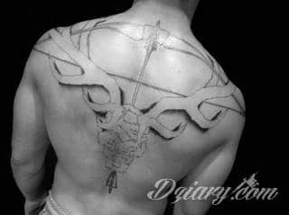 Równowaga płynąca z tatuaży o starannie zarysowanym łuku podkreśla charakter właściciela. Tego typu motywy dają możliwość podkreślenia np. elementu znajdującego się w centrum owalu tworzonego przez łuk. 