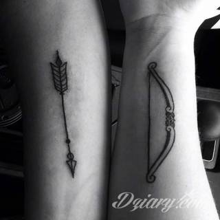 Równowaga płynąca z tatuaży o starannie zarysowanym łuku podkreśla charakter właściciela. Tego typu motywy dają możliwość podkreślenia np. elementu znajdującego się w centrum owalu tworzonego przez łuk. 