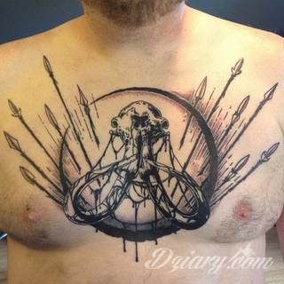 Równowaga płynąca z tatuaży o starannie zarysowanym łuku podkreśla charakter właściciela. Tego typu motywy dają możliwość podkreślenia np. elementu znajdującego się w centrum owalu tworzonego przez łuk. 